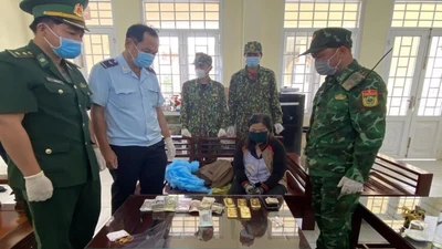 1 phụ nữ nghi vận chuyển 5 kg vàng lậu vào Việt Nam