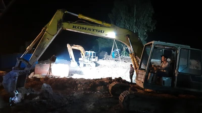 Đưa máy khoan công suất lớn đến giải cứu bé trai rơi xuống trụ bê tông