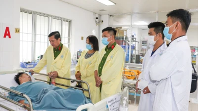 Tặng bằng khen cho Đại uý Công an bị đứt lìa 2 chân khi bắt cát lậu