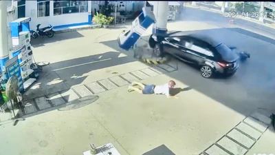 Đạp nhầm chân ga, ô tô tông 3 xe máy, tông bay cả trụ xăng