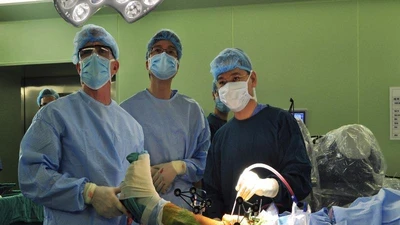 Việt Nam lần đầu dùng robot phẫu thuật khớp, thần kinh 