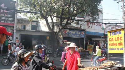 Nửa đêm đã ùa ra đường mua cá lóc nướng cúng thần tài