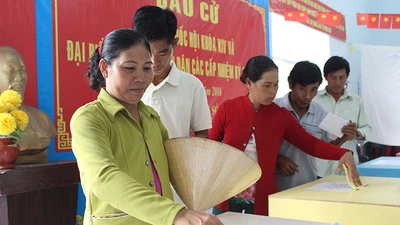 Dân xã đảo Thạnh An dậy từ khuya, bận đồ đẹp để đi bầu cử