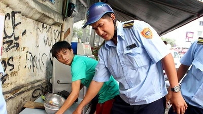 Đậu xe mua bánh tráng nướng, chưa kịp ăn đã bị phạt 