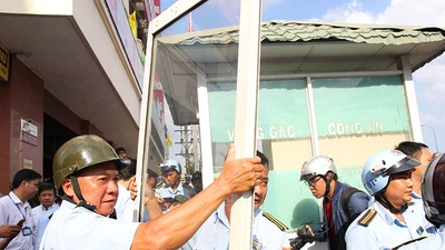 Quận 1 kiên quyết dỡ cả vọng gác của công an