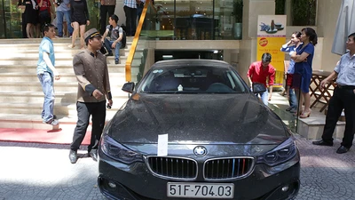 Ông Đoàn Ngọc Hải cho cẩu một loạt xe sang chiếm vỉa hè