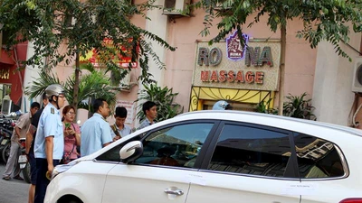 Ông Hải đang xử lý vi phạm vỉa hè của một tiệm massage