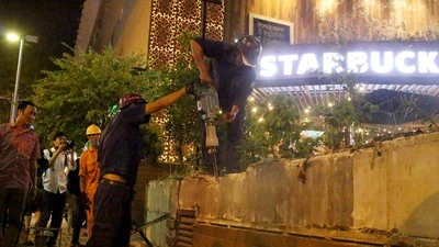 Quận 1 cẩu hàng rào quán cà phê Starbucks