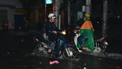 Dự báo hôm nay, TP.HCM tiếp tục mưa giông, lốc xoáy 