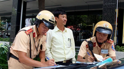 Đối phó CSGT, tài xế mở nắp cabin nói xe hư