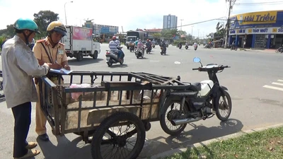 Xử phạt hàng loạt xe mù, xe mờ