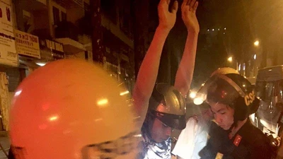 CSGT bắt 2 thanh niên táo tợn đánh người cướp xe