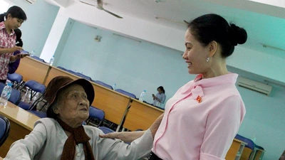 Cụ bà 92 tuổi chống gậy đến góp ý với đại biểu Quốc hội