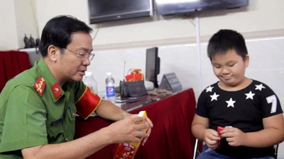 Công an quận 1, TP.HCM đang giữ 1 bé trai đi lạc