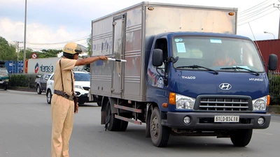 Những chiêu tài xế xe quá tải đối phó với CSGT