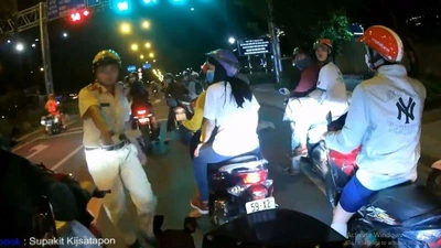 Thanh niên chạy môtô khủng 'bắn' tiếng Anh đối phó CSGT