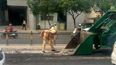 Đang kiểm tra đua xe, CSGT phải quay sang dọn bùn đất 