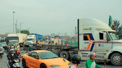 Cần 'túi đựng' container để gỡ kẹt xe cảng Cát Lái