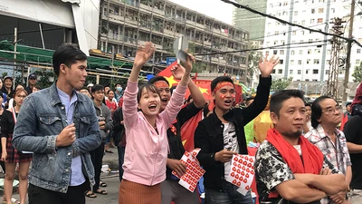 CVĐ ngồi bệt xuống đường xem U-23 qua màn hình Led