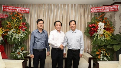 Thủ tướng Chính phủ gửi hoa chúc mừng báo Pháp Luật TP.HCM