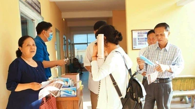 TP.HCM: Phường, quận tặng khẩu trang cho dân chống Corona