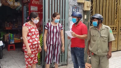Cán bộ phường Bình Hưng Hòa A, quận Bình Tân, vận động người dân đeo khẩu trang. Ảnh: LÊ THOA 