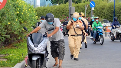 CSGT TP.HCM ra quân tổng kiểm soát, người vi phạm nói gì?