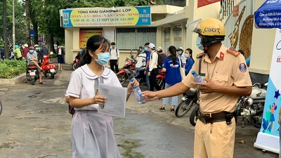 CSGT TP.HCM tặng khẩu trang cho thí sinh thi THPT 