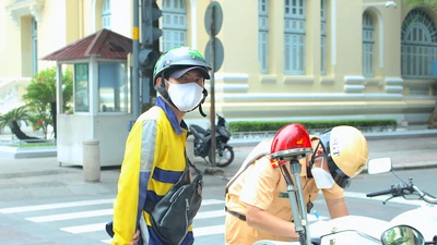 Shipper ở TP.HCM bị phạt vì nhận giao hàng không thiết yếu