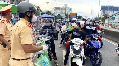CSGT hỗ trợ hàng ngàn người dân về quê ở các cửa ngõ TP.HCM