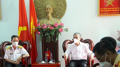 Lãnh đạo TP.HCM thăm và chúc Tết cán bộ, chiến sĩ Vùng 2 Hải quân 