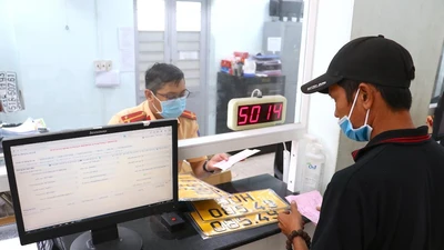 Công an TP.HCM làm thủ tục cấp biển số xe cho người dân. Ảnh: MINH VƯƠNG