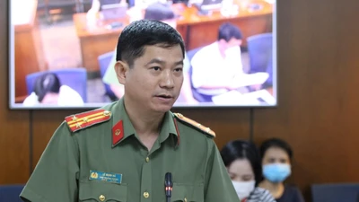 Thượng tá Lê Mạnh Hà, Phó Trưởng phòng tham mưu (PV01) Công an TP.HCM, thông tin tại buổi họp báo. Ảnh: NGUYỄN NHÂN