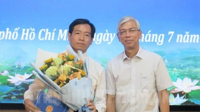 Phó Chủ tịch UBND TP.HCM Võ Văn Hoan trao quyết định cho ông Nguyễn Thanh Hiền. Ảnh: WEBSITE THÀNH UỶ