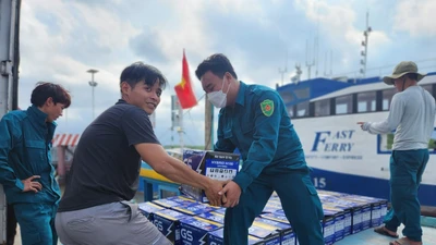 Vận chuyển quà tặng của chương trình cho ngư dân. Ảnh: TỰ SANG