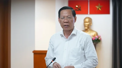 Chủ tịch UBND TP.HCM Phan Văn Mãi trả lời báo chí. Ảnh: BẢO PHƯƠNG