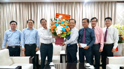 Chủ tịch UBND TP.HCM Phan Văn Mãi thăm, chúc mừng Báo Pháp Luật TP.HCM nhân 98 năm Ngày Báo chí Cách mạng Việt Nam 