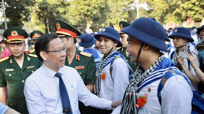 Hàng ngàn thanh niên TP.HCM hồ hởi lên đường nhập ngũ