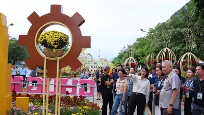 Lãnh đạo TP.HCM tổng kiểm tra đường hoa Nguyễn Huệ trước giờ khai mạc