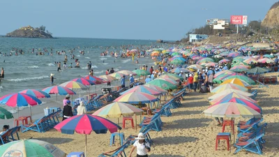 Vũng Tàu: Khách du lịch đông trên bãi biển sạch bong rác