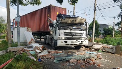 Cổng chào đè bẹp dúm cabin xe đầu kéo, tài xế bị thương nặng