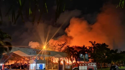 Kho hạt điều 15.000 tấn cháy cả ngày đêm vẫn chưa tắt