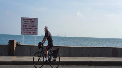 Bà Rịa-Vũng Tàu: Hàng quán bán bình thường, vẫn cấm tắm biển