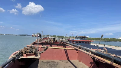 Cảnh sát biển tạm giữ phương tiện chở cát không rõ nguồn gốc