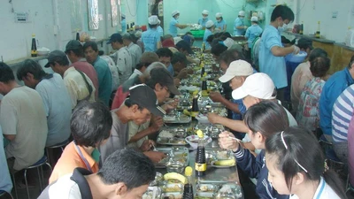 Từ vụ ồn ào của Hoài Linh, nên làm từ thiện như thế nào?