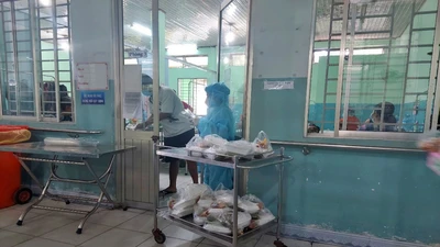Chuyện ở bệnh viện điều trị COVID-19: F0 cũ chăm lo F0 mới