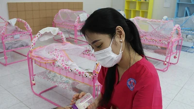 Chuyện đáng yêu ở nơi các bé chờ mẹ khỏi bệnh COVID-19