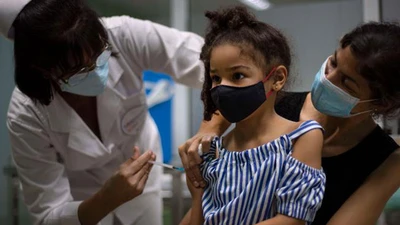 Vaccine cho trẻ em: Cả thế giới sốt ruột