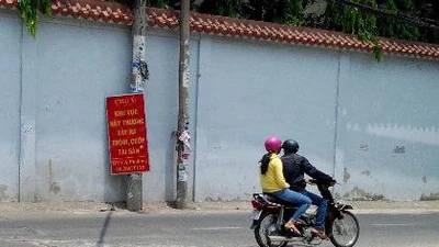 Lê Hoàng Anh Vũ và Nguyễn Văn Cường hai nghi can chuyên giết cướp xe ôm vừa bị công an Bình Tân bắt. 