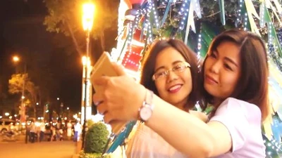 Clip người Sài Gòn xuống phố chơi Noel sớm